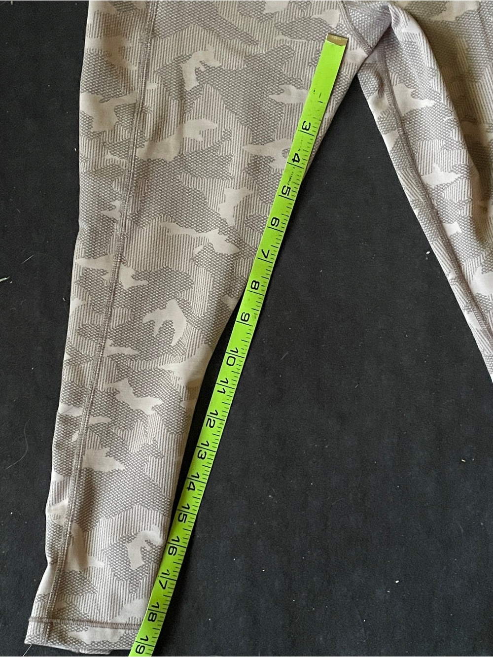 Athleta Ultimate Stash Tight Capri Textured Pink Camo Leggings size small - Picture 3 of 7